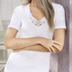 Unterhemden - Zweierpack Shirts mit dezent glänzender Stickereispitze – Farbe WEISS – Ansicht 8 Unterhemden - Zweierpack Shirts mit dezent glänzender Stickereispitze, in Größe 038 bis 054, in Farbe WEISS – Farbe WEISS – Ansicht 8