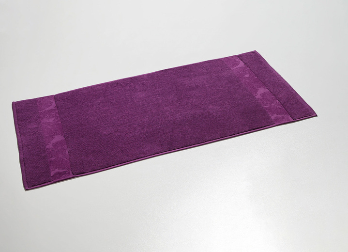 Badgarnituren - Barfußweicher Badteppich mit natürlichem Blätter-Dessin, in Farbe BEERE, in Ausführung Jacquard-Bordüre Ansicht 1
