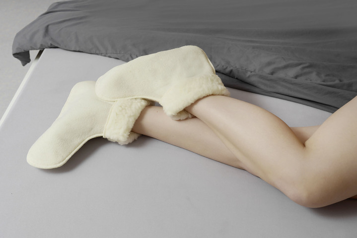 - Flauschige Schurwoll-Bettschuhe, in Größe L bis XL, in Farbe  Ansicht 2