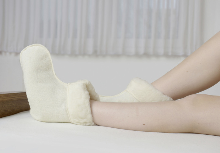 - Flauschige Schurwoll-Bettschuhe, in Größe L bis XL, in Farbe  Ansicht 3