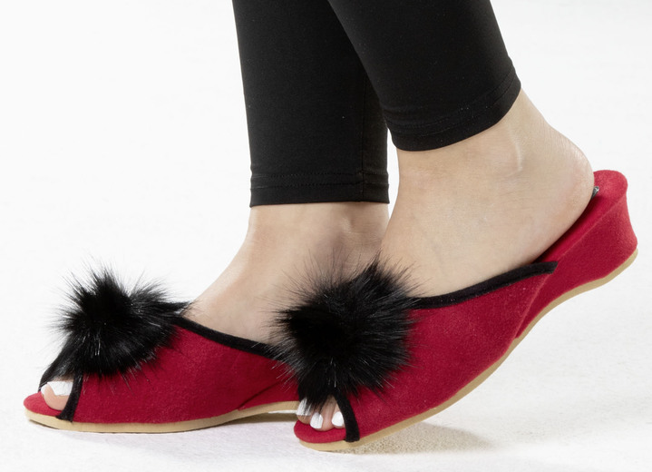 Hausschuhe - ELENA EDEN, schicke Damen-Pantoletten, Weite G, mit Kunstfellpompon, in Größe 036 bis 042, in Farbe ROT Ansicht 4