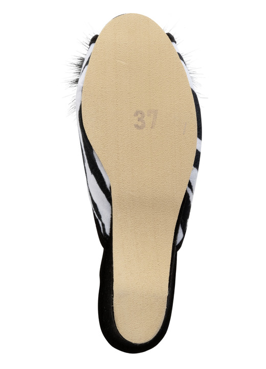 Hausschuhe - ELENA EDEN, schicke Damen-Pantoletten, Weite G, mit Kunstfellpompon, in Größe 036 bis 042, in Farbe SCHWARZ-WEISS Ansicht 3