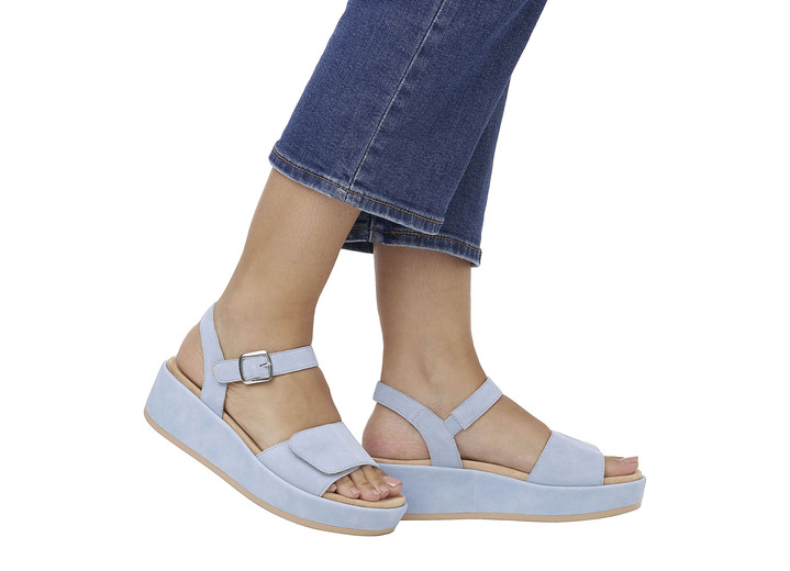 Sandaletten & Pantoletten - Sandale aus Samtveloursleder, in Größe 036 bis 042, in Farbe HELLBLAU Ansicht 8