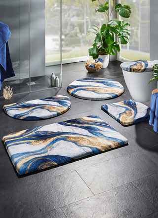 Badgarnituren - Badgarnitur in barfußweicher Qualität – Farbe BLAU – Ansicht  Badgarnituren - Badgarnitur in barfußweicher Qualität, in Größe 100 (Vorleger halbrund, 50/ 80 cm) bis 112 (WC-Deckelbezug, 47/ 50 cm), in Farbe AUBERGINE – Farbe BLAU – Ansicht