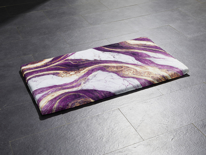 Badgarnituren - Badgarnitur in barfußweicher Qualität Ansicht 2 Badgarnituren - Badgarnitur in barfußweicher Qualität, in Größe 100 (Vorleger halbrund, 50/ 80 cm) bis 112 (WC-Deckelbezug, 47/ 50 cm), in Farbe AUBERGINE Ansicht 2