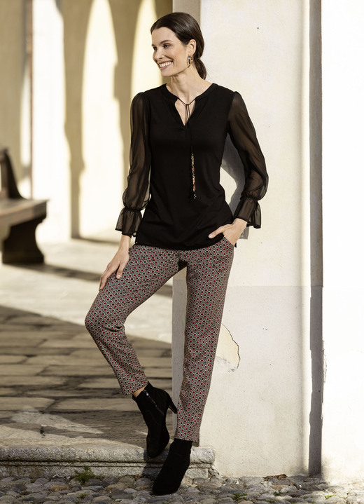 Shirts - Shirt mit ausgefallener Ausschnittverarbeitung in 2 Farben, in Größe 036 bis 052, in Farbe SCHWARZ Ansicht 4