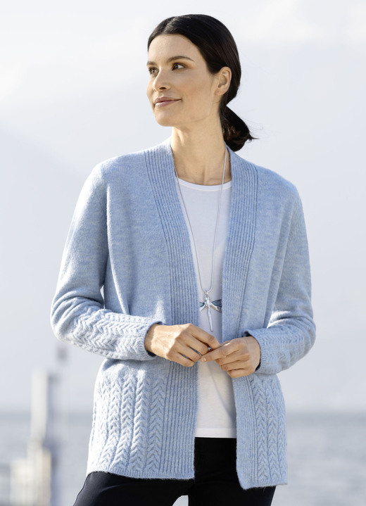 - Strickjacke aus sehr flauschigem Garn, in Größe L(44/46) bis XXL(52/54), in Farbe HELLBLAU Ansicht 1
