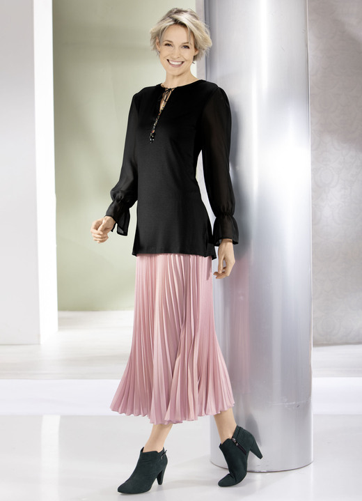 Shirts - Shirt mit ausgefallener Ausschnittverarbeitung in 2 Farben, in Größe 036 bis 052, in Farbe SCHWARZ Ansicht 2