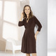 Freizeitkleider - Kleid mit V-Ausschnitt – Farbe BRAUN Freizeitkleider - Kleid mit V-Ausschnitt, in Größe 036 bis 052, in Farbe SCHWARZ