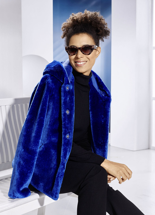 Jacken, Mäntel, Blazer - Jacke aus kuschelweichem Kunstpelz Jacken, Mäntel, Blazer - Jacke aus kuschelweichem Kunstpelz, in Größe 034 bis 052, in Farbe ROYALBLAU
