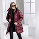 Jacken, Mäntel, Blazer - Daunen-Kurzmantel mit fester Kapuze – Farbe BEERE – Ansicht 2 Jacken, Mäntel, Blazer - Daunen-Kurzmantel mit fester Kapuze, in Größe 034 bis 052, in Farbe BEERE – Farbe BEERE – Ansicht 2