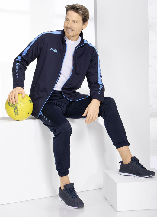 Sport- & Freizeitmode - Freizeitanzug von „Jako“, in Größe 3XL (58/60) bis XXL (56), in Farbe MARINE-HELLBLAU Ansicht 2