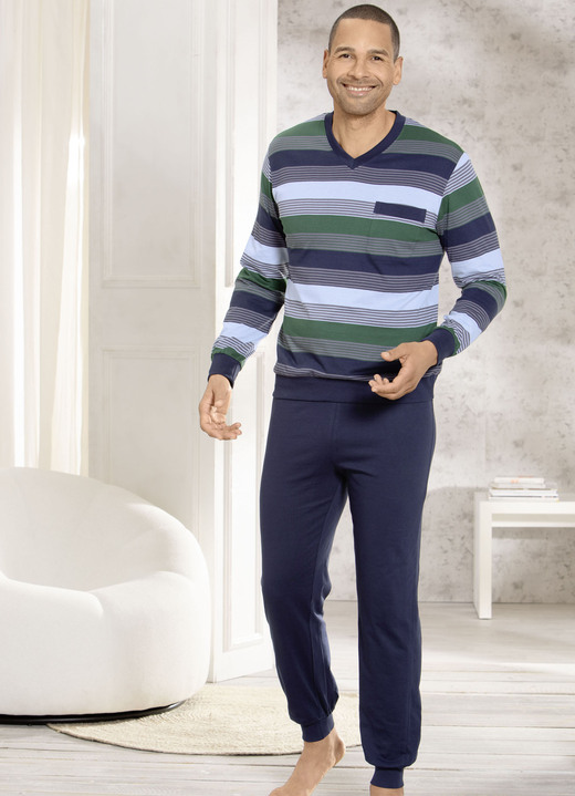 Nachtwäsche - Zweierpack Schlafanzüge mit V-Ausschnitt und aufgesetzter Brusttasche in Ringeldessin, in Größe 046 bis 062, in Farbe 1X JEANSBLAU-MARINE-ROT, 1X MARINE-GRÜN-BLEU Ansicht 2