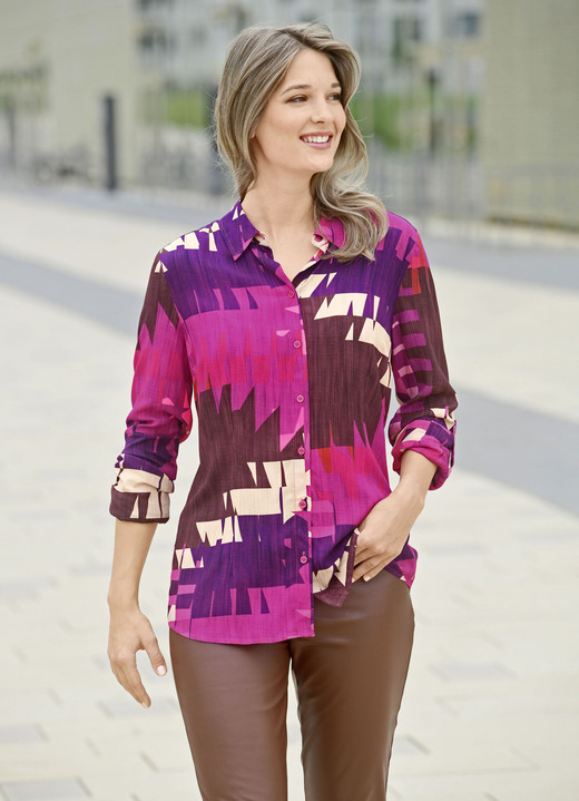 Blusen - Bluse mit farbbrillantem Druck Ansicht 2 Blusen - Bluse mit farbbrillantem Druck, in Größe 036 bis 052, in Farbe FUCHSIA-LILA-SAND-BUNT Ansicht 2