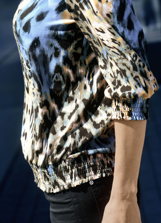 Tuniken - Shirt-Tunika mit gesmokten Armabschlüssen Ansicht 3 Tuniken - Shirt-Tunika mit gesmokten Armabschlüssen, in Größe 036 bis 052, in Farbe SAND-BLAU-SCHWARZ-BUNT Ansicht 3