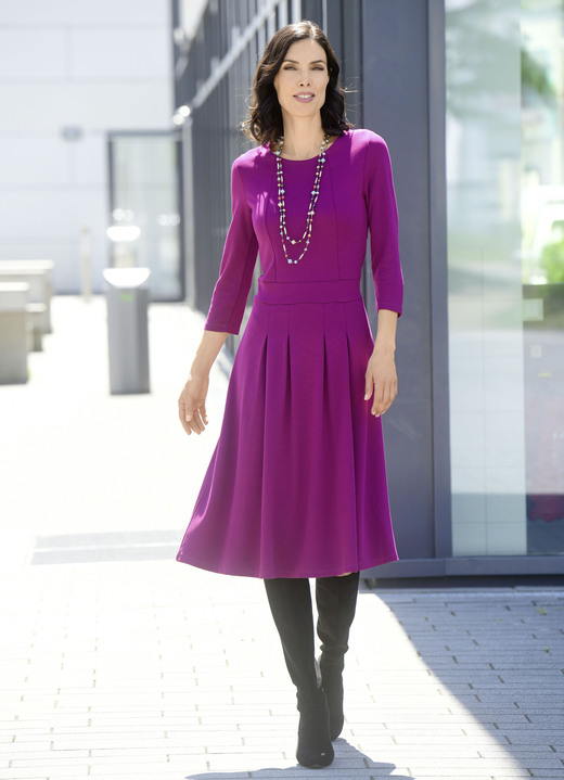 Freizeitkleider - Kleid mit aufspringenden Kellerfalten Ansicht 2 Freizeitkleider - Kleid mit aufspringenden Kellerfalten, in Größe 036 bis 054, in Farbe SCHWARZ Ansicht 2