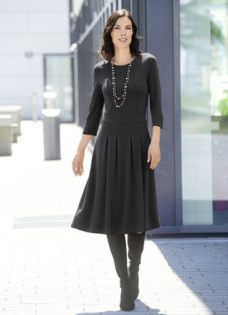 Kleid mit aufspringenden Kellerfalten