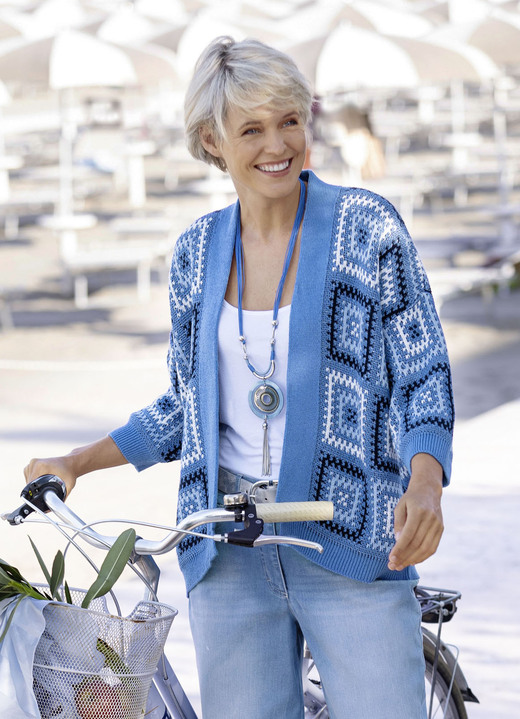 Jacken, Westen & Sets - Strickjacke in Jacquard-Dessin , in Größe L(44/46) bis XXL(52/54), in Farbe JEANSBLAU-WEISS-MULTICOLOR Ansicht 2