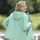 Jacken, Mäntel, Blazer - Jacke mit figurschmeichelnder Längssteppung seitlich – Farbe AQUA – Ansicht 2 Jacken, Mäntel, Blazer - Jacke mit figurschmeichelnder Längssteppung seitlich, in Größe 034 bis 052, in Farbe AQUA – Farbe AQUA – Ansicht 2