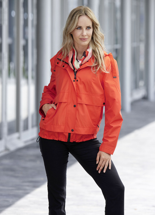 Jacken, Mäntel, Blazer - Funktionsjacke mit fester Kapuze Jacken, Mäntel, Blazer - Funktionsjacke mit fester Kapuze, in Größe 034 bis 052, in Farbe CHILIROT