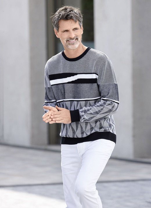 Hemden, Pullover & Shirts - Gemusterter Rundhalspullover in 2 Farben, in Größe 046 bis 062, in Farbe SCHWARZ-WEISS Ansicht 3