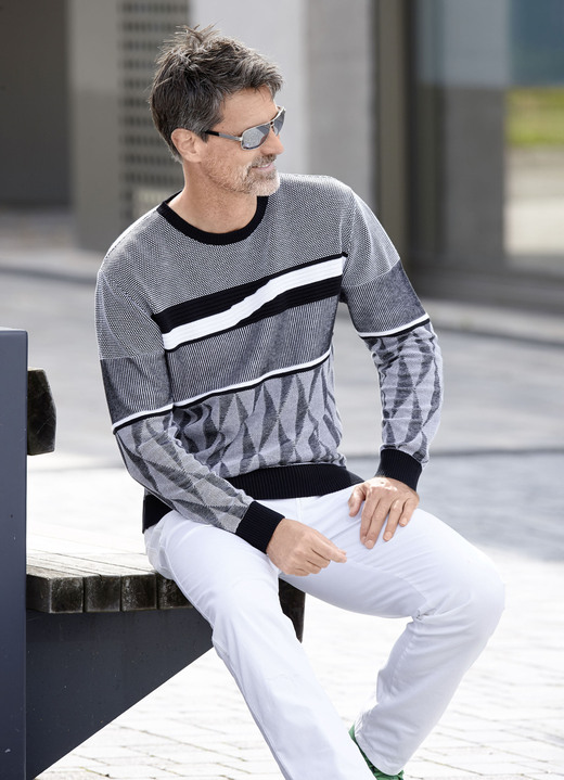 Hemden, Pullover & Shirts - Gemusterter Rundhalspullover in 2 Farben, in Größe 046 bis 062, in Farbe MARINE-BLAU Ansicht 3