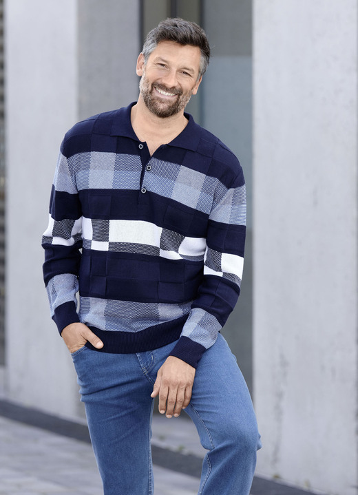 Hemden, Pullover & Shirts - Gemusterter Polopullover in 2 Farben, in Größe 046 bis 062, in Farbe MARINE-BLAU Ansicht 1