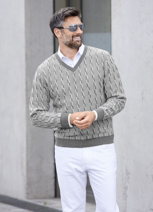 Hemden, Pullover & Shirts - V-Pullover mit markantem Halsausschnitt in 3 Farben, in Größe 046 bis 062, in Farbe HELLGRAU Ansicht 1