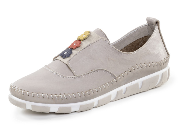 Komfortschuhe - Gemini Slipper mit dezenter Knitter-Struktur und bunten Leder-Blüten, in Größe 036 bis 042, in Farbe KIESEL Ansicht 1