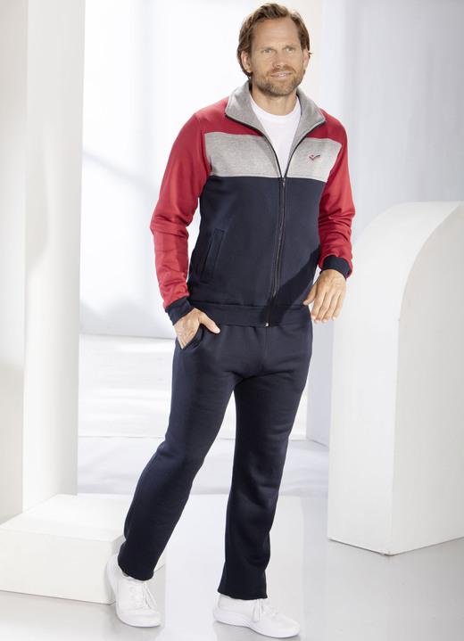 Sport- & Freizeitmode - Freizeitanzug mit Seitentaschen, in Größe 024 bis 062, in Farbe MARINE-ROT-GRAU MELIERT Ansicht 2