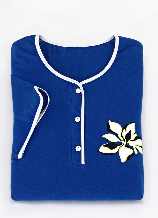 Nachthemden - Zweierpack Nachthemden, wadenlang und mit Knopfleiste , in Größe 038 bis 056, in Farbe 1X ROYALBLAU, 1X WEISS-ROYAL-BUNT Ansicht 2