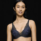 Bügel-BH - Triumph Body Make-Up Illusion Lace BH mit flexiblen Komfortbügeln – Farbe SCHWARZ – Ansicht 1 Bügel-BH - Triumph Body Make-Up Illusion Lace BH mit flexiblen Komfortbügeln, in Größe 070 bis 090, in Cup B, in Farbe PUDER – Farbe SCHWARZ – Ansicht 1