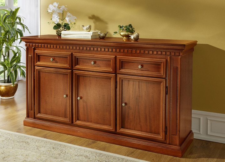 Sideboards & Kommoden - Hochwertige und stilsichere Kommoden mit klassisch schönem Flair, in Farbe KIRSCHBAUM, in Ausführung Kommode, 3-türig Ansicht 1