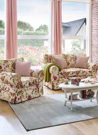 Frei im Raum aufstellbare Polstermöbel mit Dekokissen