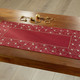 Tischdecken - Tisch- und Raumdekoration mit Glitzergarn – Farbe ROT – Ansicht 1 Tischdecken - Tisch- und Raumdekoration mit Glitzergarn, in Größe 130 (Deckchen, 35/ 50 cm) bis 404 (Kissenbezug, 40/ 40 cm), in Farbe ROT – Farbe ROT – Ansicht 1