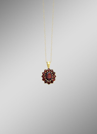 Blütenförmiger Anhänger mit Granat