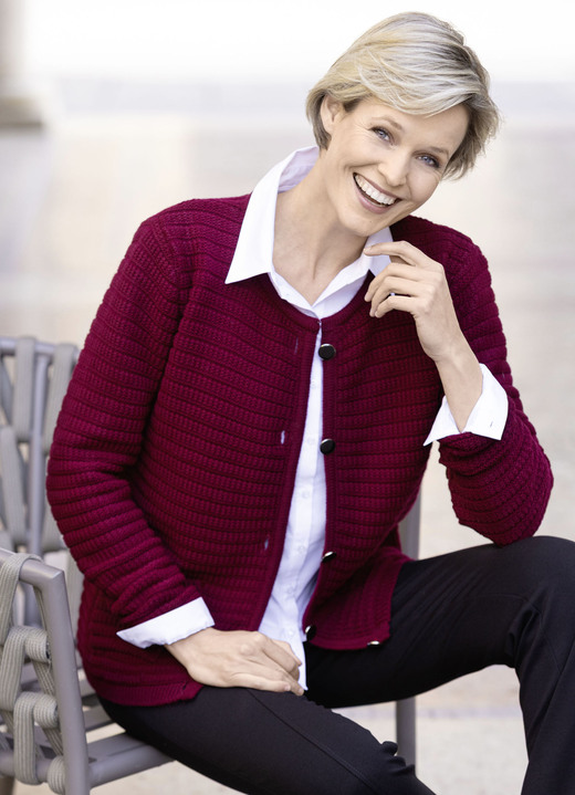 Jacken, Westen & Sets - Strickjacke mit Struktur allover, in Größe 038 bis 054, in Farbe BORDEAUX Ansicht 1