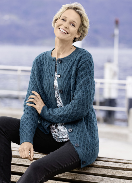Jacken, Westen & Sets - Strickjacke mit Rautenstruktur Jacken, Westen & Sets - Strickjacke mit Rautenstruktur, in Größe 038 bis 054, in Farbe PETROL