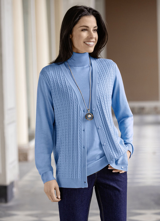 Jacken, Westen & Sets - Strickjacke mit Zöpfchenstruktur Jacken, Westen & Sets - Strickjacke mit Zöpfchenstruktur, in Größe 036 bis 052, in Farbe BLEU