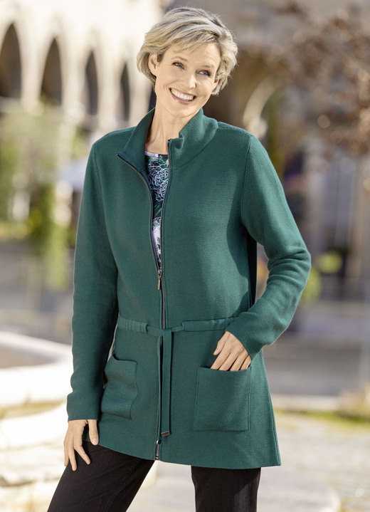 Jacken, Westen & Sets - Strickjacke mit Bindeband zur Weitenregulierung, in Größe 038 bis 054, in Farbe DUNKELGRÜN Ansicht 1