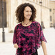 Tuniken - Poncho-Tunika mit eingearbeitetem Top – Farbe SCHWARZ-BEERE-ROT – Ansicht 1 Tuniken - Poncho-Tunika mit eingearbeitetem Top, in Größe 036 bis 054, in Farbe SCHWARZ-BEERE-ROT – Farbe SCHWARZ-BEERE-ROT – Ansicht 1