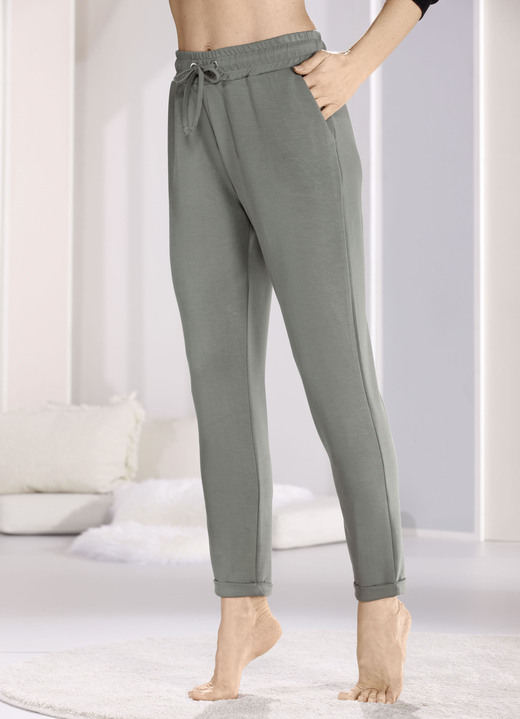 Schlafanzüge & Shortys - Schlaf-und Freizeithose mit Taschen und breitem Dehnbund, in Größe 034 bis 054, in Farbe SCHWARZ Ansicht 2