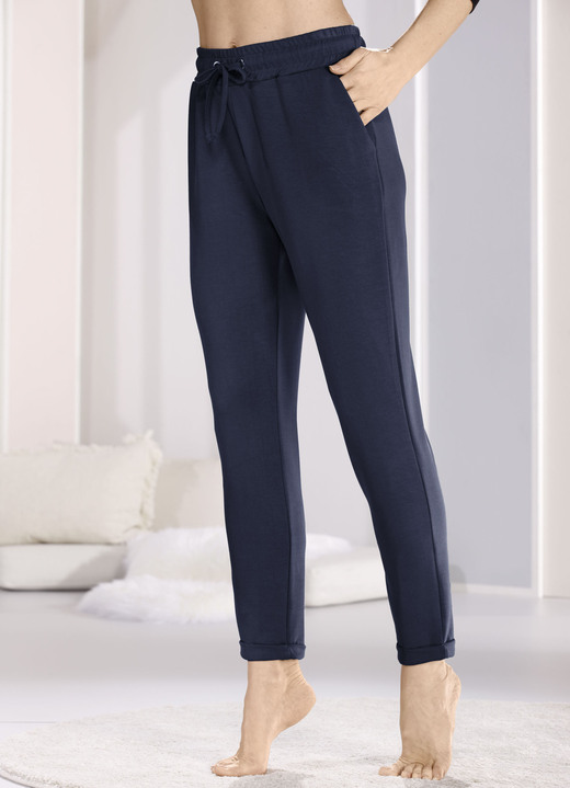 Schlafanzüge & Shortys - Schlaf-und Freizeithose mit Taschen und breitem Dehnbund, in Größe 034 bis 054, in Farbe MARINE Ansicht 1