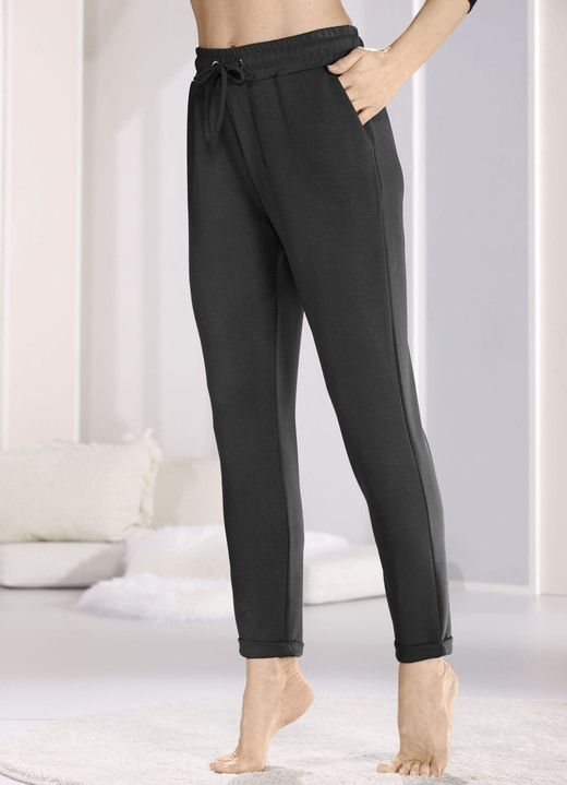 Schlafanzüge & Shortys - Schlaf-und Freizeithose mit Taschen und breitem Dehnbund, in Größe 034 bis 054, in Farbe SCHWARZ Ansicht 1