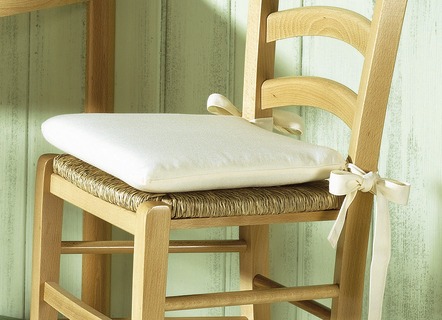 Wohnaccessoires - 2er-Set Sitzkissen mit Schleifenbändern, in Farbe BEIGE – Farbe BEIGE – Ansicht 