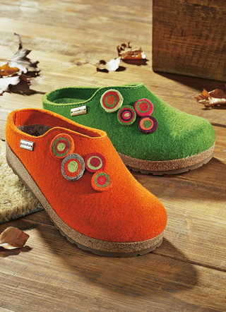 Hausschuhe - Haflinger Damen-Hausschuhe aus reiner Schurwolle, in Größe 036 bis 042, in Farbe SCHOKO – Farbe RUBINROT – Ansicht 