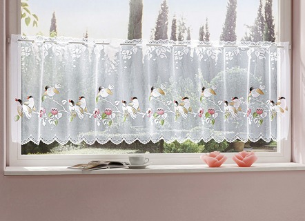 Romantische Fenster- und Türdekoration mit Stangendurchzug