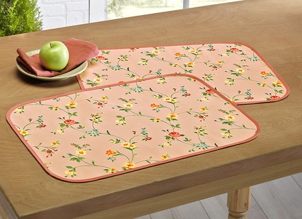 Tischdekoration mit bunten Blümchen-Motiven
