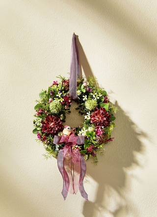 Wandkranz mit Dahlien, Allium und kleinen Blüten