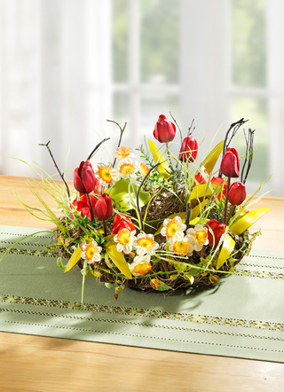 Weidenkranz mit Tulpen und Osterglocken